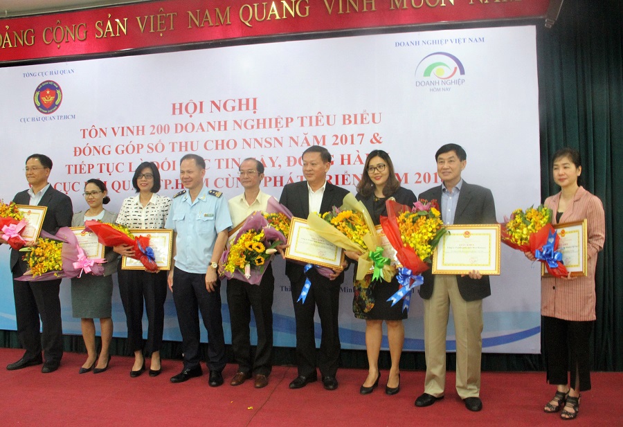  Ông Đinh Ngọc Thắng, Phó Cục trưởng phụ trách Cục Hải quan TP. Hồ Chí Minh trao Giấy khen và tặng hoa cho đại diện doanh nghiệp. Ảnh Finance Plus 