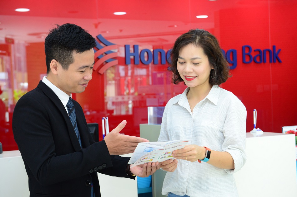 Khách hàng tìm hiểu thông tin ưu đãi Tết Mậu Tuất 2018 tại Ngân hàng HongLeong Việt Nam. Ảnh HongLeong Bank 