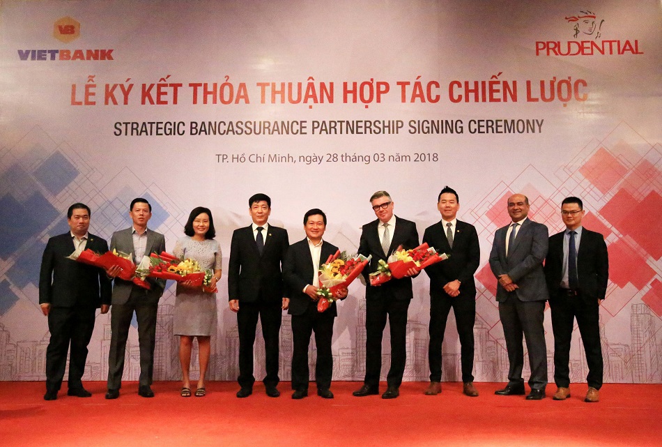 Prudential Việt nam và Vietbank ký kết thỏa thuận hợp tác kinh doanh bảo hiểm qua ngân hàng. Ảnh Ngọc Phượng 