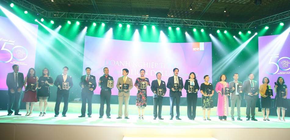  Ông Bùi Xuân Huy - Tổng giám đốc Tập đoàn Novaland nhận chứng nhận Top 50 Công ty kinh doanh hiệu quả nhất Việt Nam và vinh danh Top Doanh nghiệp tỷ đô trên sàn chứng khoán. Ảnh NVL