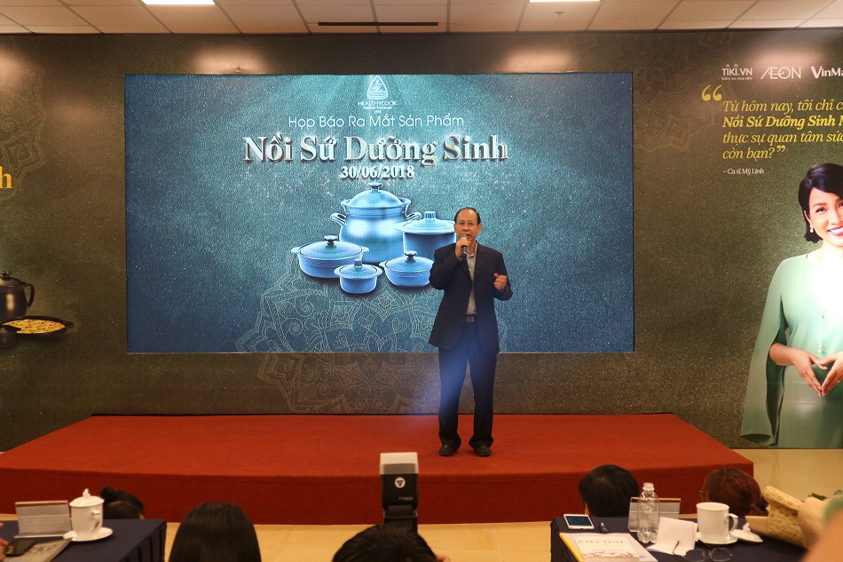 Ông Lý Ngọc Minh, nhà sáng lập, Tổng giám đốc Công ty TNHH gốm sứ Minh Long I tại buổi họp báo ra mắt sản phẩm. Ảnh Khánh Linh