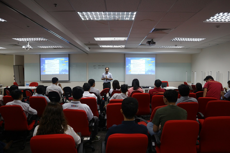 Ông Đinh Công Chinh - Giám đốc công ty NashTech Việt Nam chia sẻ những quy định về bảo vệ dữ liệu cá nhân tại hội thảo. Ảnh KL