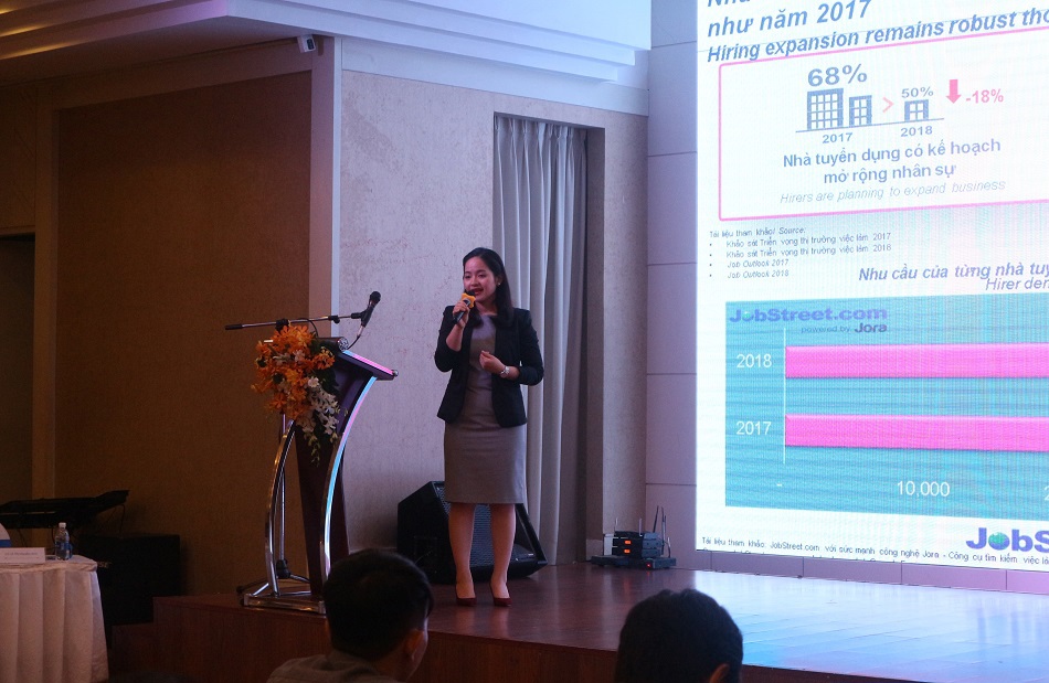 Bà Lê Thị Huyền Anh - Giám đốc khối kinh doanh của JobStreet.com chia sẻ tại hội thảo. Ảnh Khánh Linh