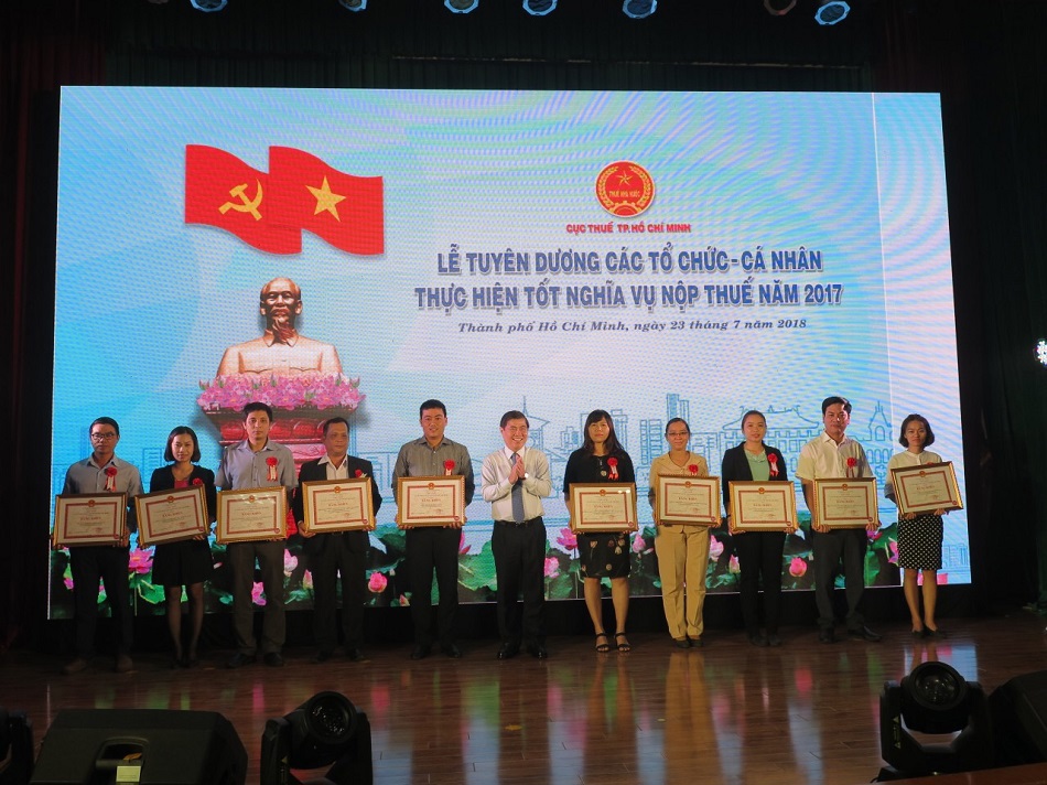 Chủ tịch UBND TP. Hồ Chí Minh Nguyễn Thành Phong, khen thưởng cho doanh nghiệp có số nộp ngân sách trên 1.000 tỷ đồng. Ảnh TM