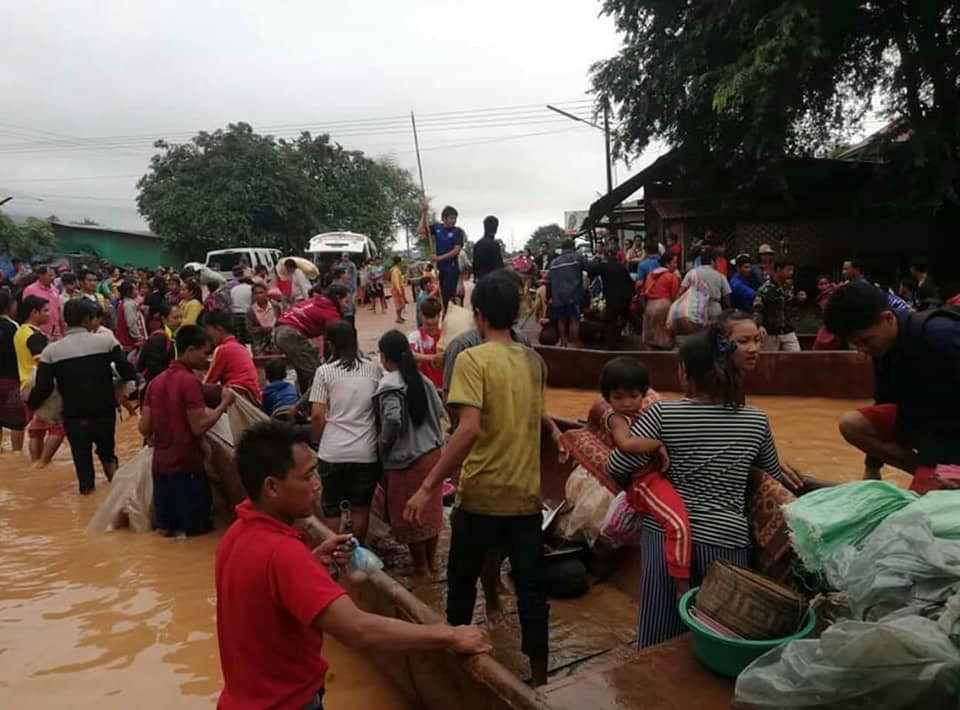 Sự cố vỡ đập thủy điện nghiêm trọng đang gây thiệt hại cho nước bạn Lào. Ảnh: Facebook/ Attapeu Today.