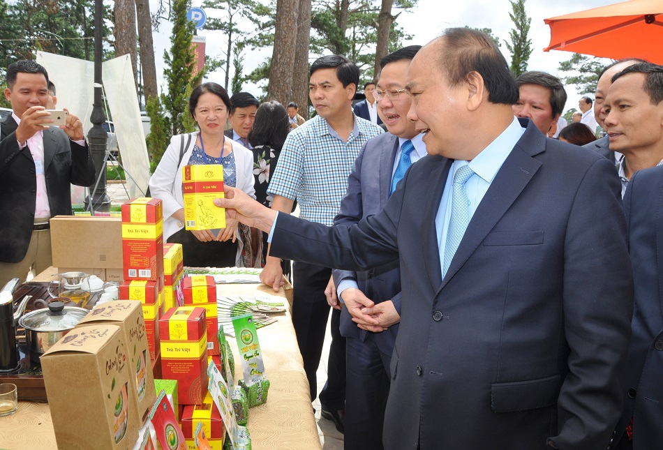 Thủ tướng Nguyễn Xuân Phúc và Phó Thủ tướng Vương Đình Huệ tham quan một số sản phẩm nông nghiệp tại Hội nghị toàn quốc thúc đẩy doanh nghiệp đầu tư vào lĩnh vực nông nghiệp. Ảnh Công Minh