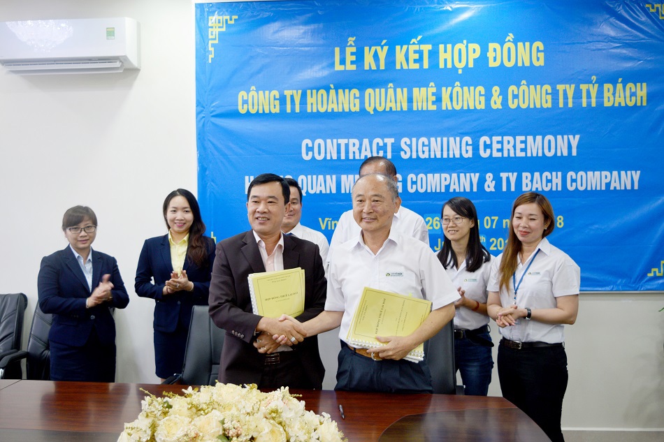 Ông Trương Đình Thảo - TGĐ Hoàng Quân Mê Kông và Ông Chen Tsao Kang - Giám đốc công ty Tỷ Bách tại lễ ký kết hợp đồng hợp tác. Ảnh HQC