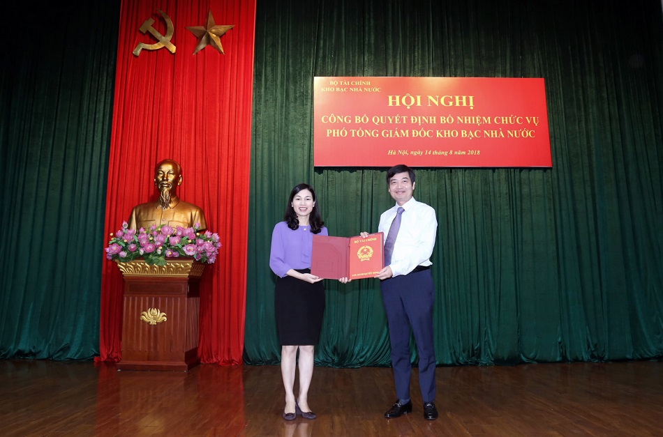Ông Tạ Anh Tuấn đã trao quyết định bổ nhiệm Phó Tổng Giám đốc Kho bạc Nhà nước cho bà Trần Thị Huệ. Ảnh VST