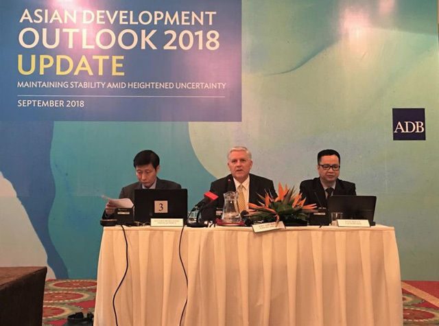 Ông Eric Sidgwick, Giám đốc Quốc gia của ADB tại Việt Nam công bố báo cáo mới nhất về tình hình phát triển kinh tế Việt Nam vào sáng nay (26/9). Ảnh internet 
