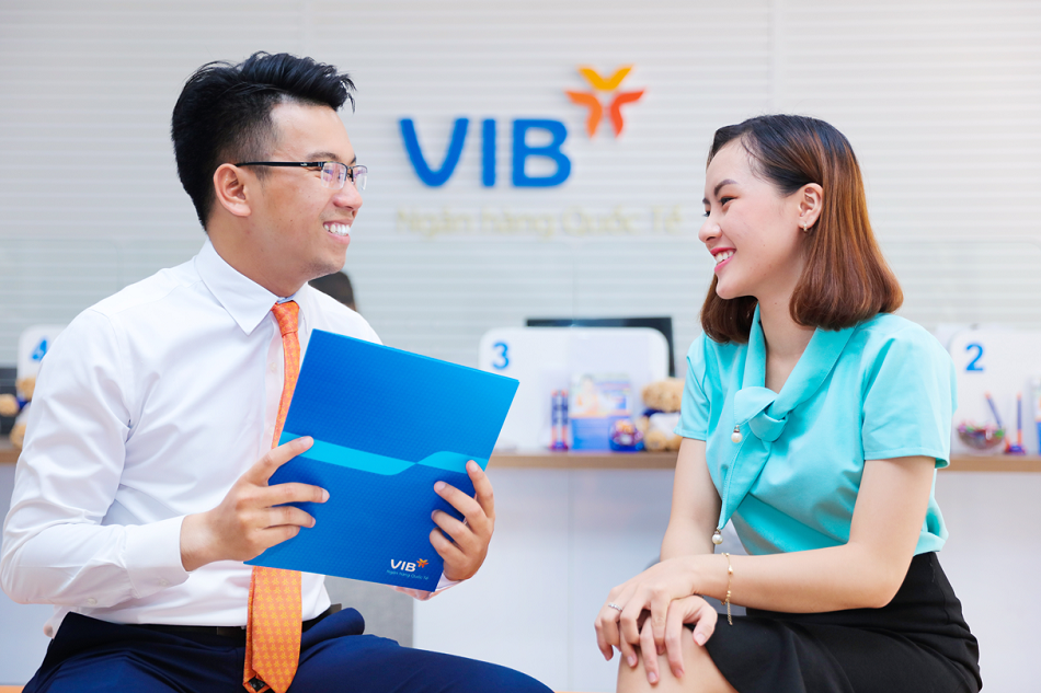 Khi gửi tiền tiết kiệm tại ngân hàng VIB với kỳ hạn từ 6 tháng trở lên sẽ được nhân đôi lãi suất trong tháng đầu tiên. Ảnh VIB