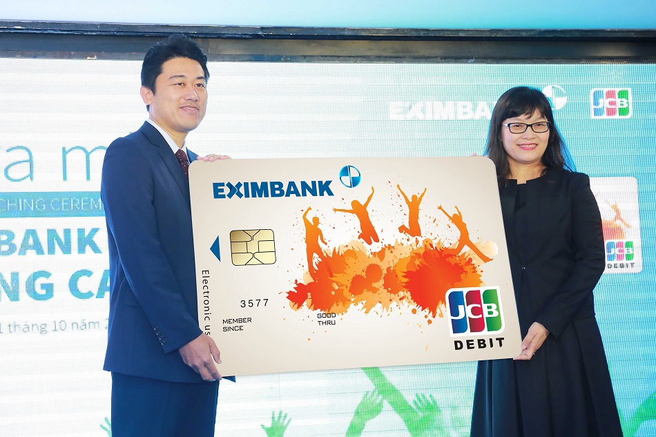 Bà Đinh Thị Thu Thảo Phó tổng Giám đốc phụ trách khối khách hàng cá nhân của Eximbank và ông Tomoaki Yamaguchi - Trưởng đại diện JCB tại Việt Nam cùng ra mắt Eximbank JCB Young Card. Ảnh EIB