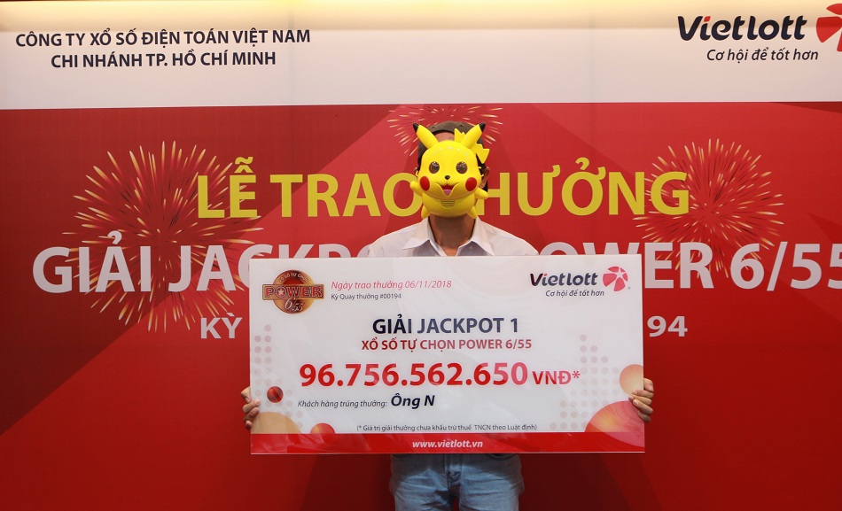 Vietlott trao giải Jackpot 1 trị giá 96,7 tỷ đồng cho khách hàng  tại TP. Hồ Chí Minh. Ảnh Vietlott