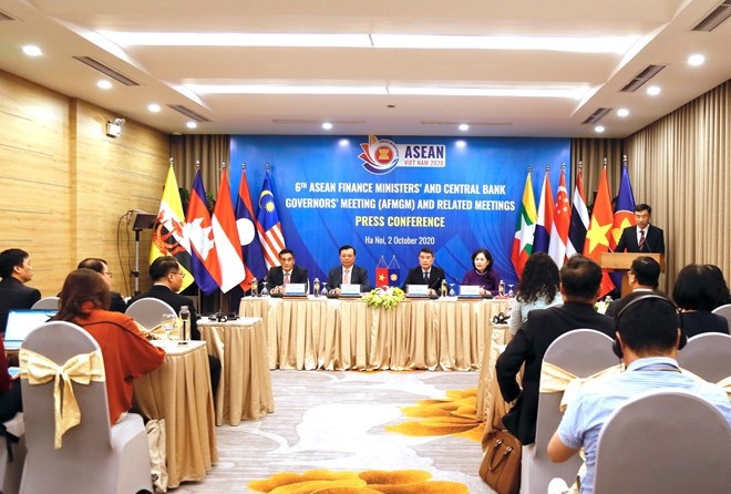 Các đối tác, lãnh đạo các quốc gia thành viên ASEAN thảo luận và chia sẻ các sáng kiến hợp tác tài chính .