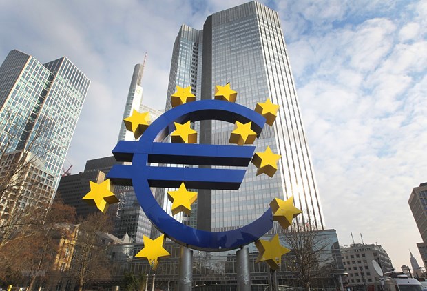 Biểu tượng đồng euro tại Frankfurt, Đức. Ảnh: AFP/TTXVN.