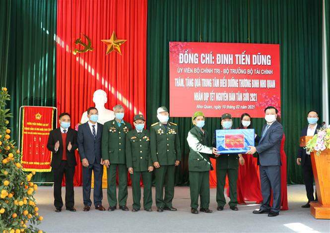  Ủy viên Bộ Chính trị, Bộ trưởng Bộ Tài chính Đinh Tiến Dũng tặng quà Tết tại Trung tâm điều dưỡng thương binh Nho Quan.