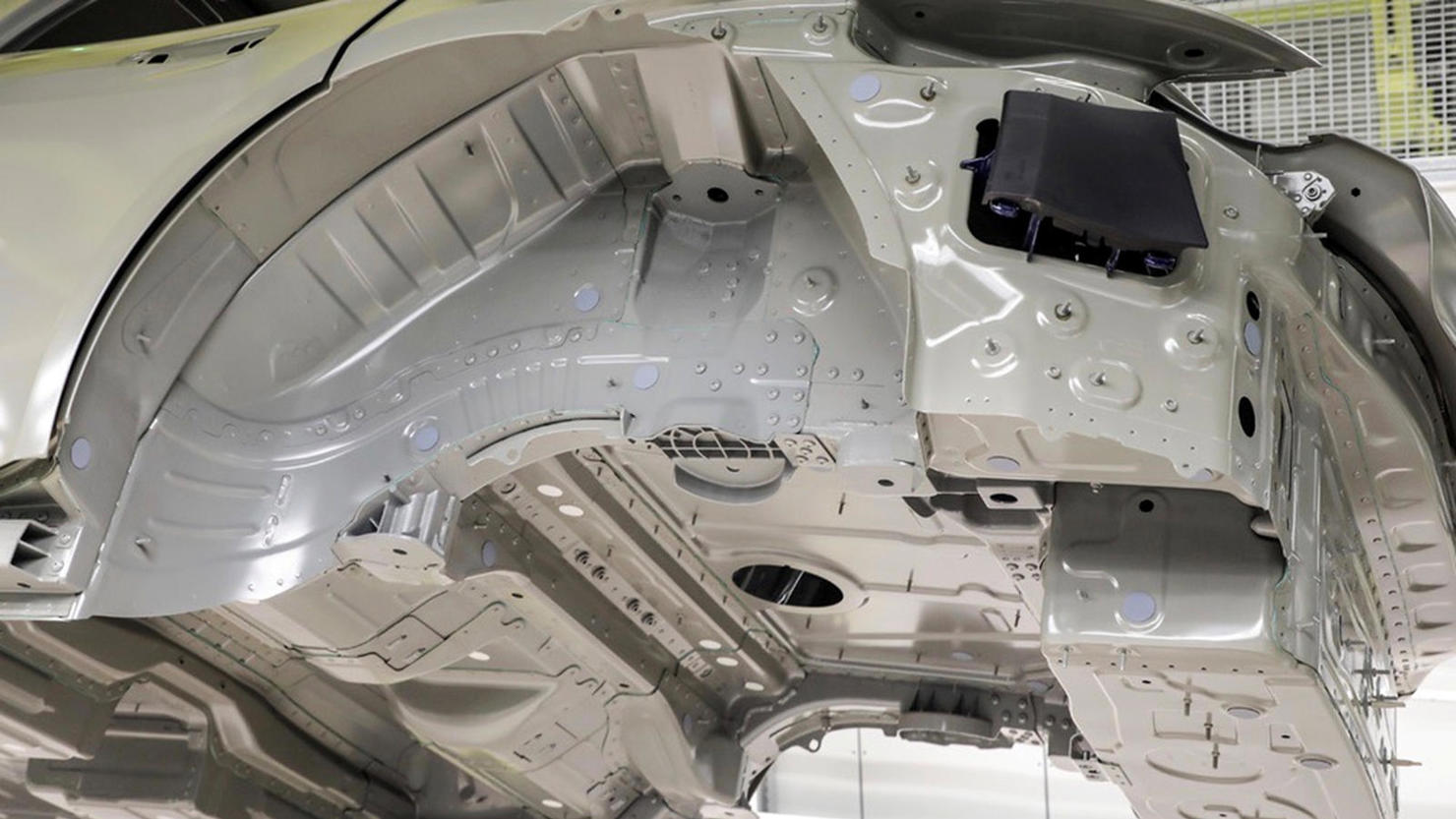 Porsche Taycan là mẫu xe đầu tiên trên thế giới sử dụng công nghệ sơn mới  - Ảnh 3