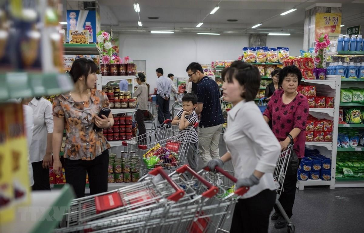Người dân mua sắm tại một siêu thị ở Bình Nhưỡng, Triều Tiên. (Nguồn: AFP)