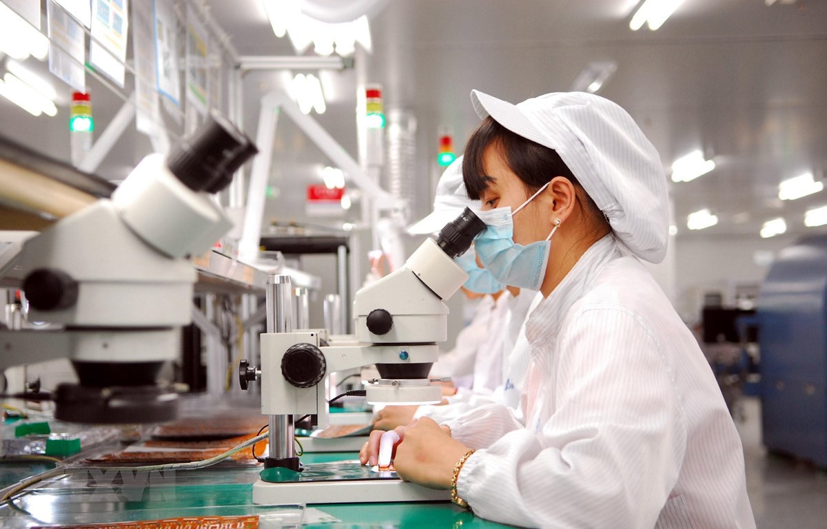 Dây chuyền sản xuất linh kiện điện tử tại Công ty TNHH Synopex Việt Nam (vốn đầu tư của Hàn Quốc), tại Khu công nghiệp Quang Minh (Hà Nội). (Ảnh: Danh Lam)