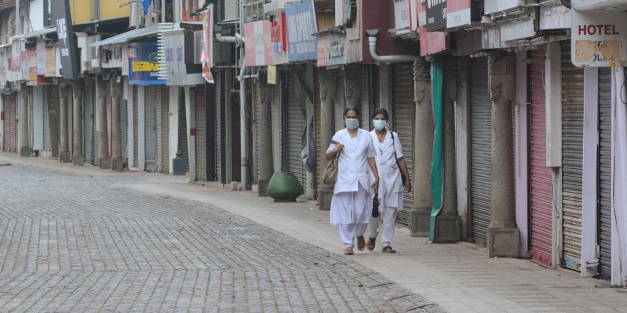 Đường phố tại nhiều khu vực của Ấn Độ trở nên vắng lặng khi nước này rơi vào cuộc khủng hoảng y tế nghiêm trọng với số ca nhiễm mới Covid-19 liên tục tăng cao. Ảnh: New Indian Express