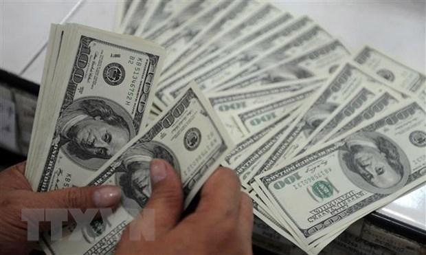 Kiểm tiền USD tại quầy giao dịch tiền tệ ở Manila, Philippines. (Ảnh: AFP)