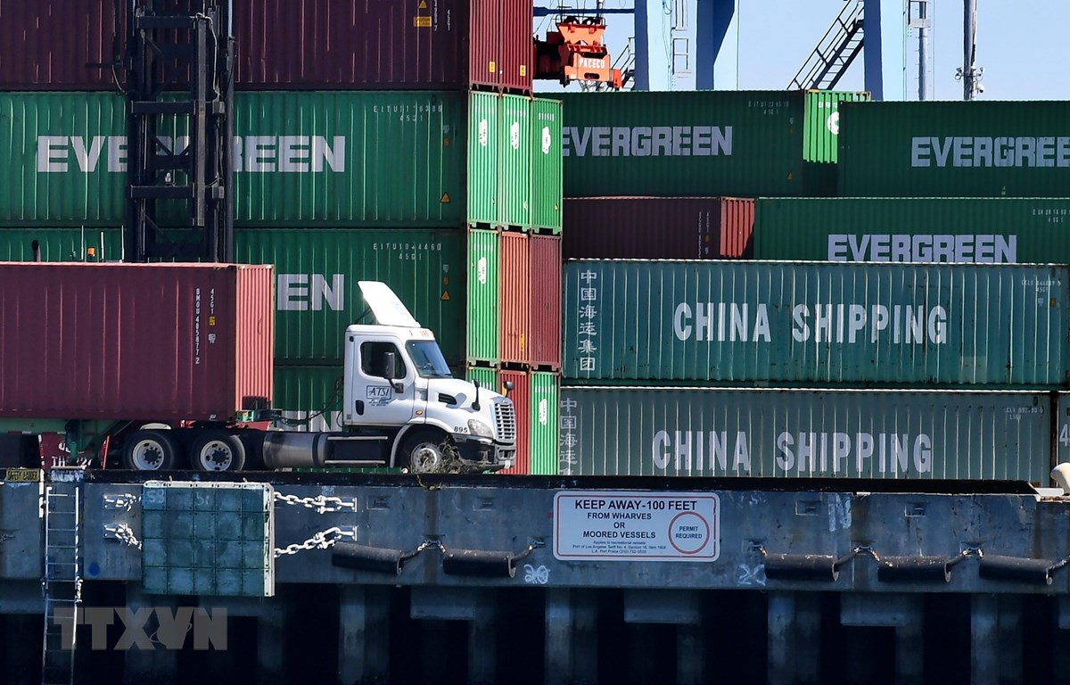 Bốc dỡ contenơ hàng hóa của Trung Quốc và một số quốc gia khác ở cảng Long Beach, Los Angeles (Mỹ) tháng 2/2019. (Ảnh: AFP)