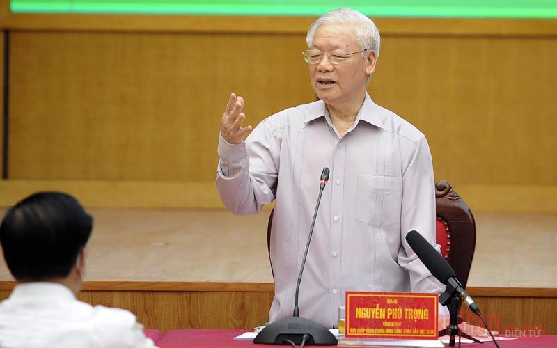 Tổng Bí thư Nguyễn Phú Trọng, Bí thư Quân ủy Trung ương trình bày Chương trình hành động tại buổi tiếp xúc cử tri. (Ảnh: ĐĂNG KHOA)  