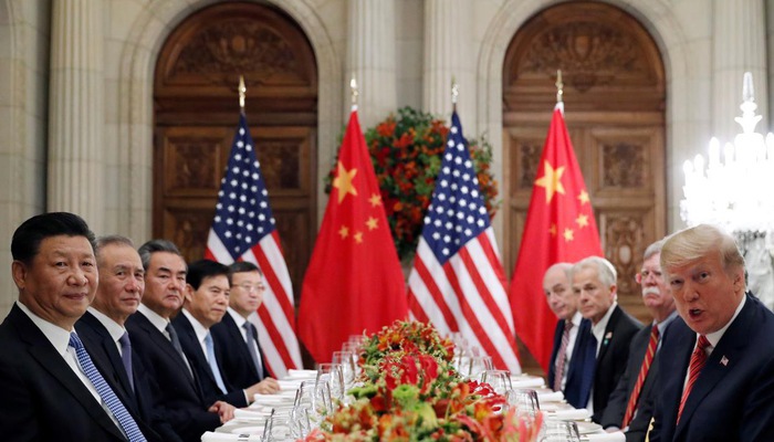 Chủ tịch Trung Quốc Tập Cận Bình (trái) và Tổng thống Mỹ Donald Trump (phải) cùng các quan chức hai nước trong cuộc gặp ở Argentina, tháng 12/2018. Ảnh: Reuters. 