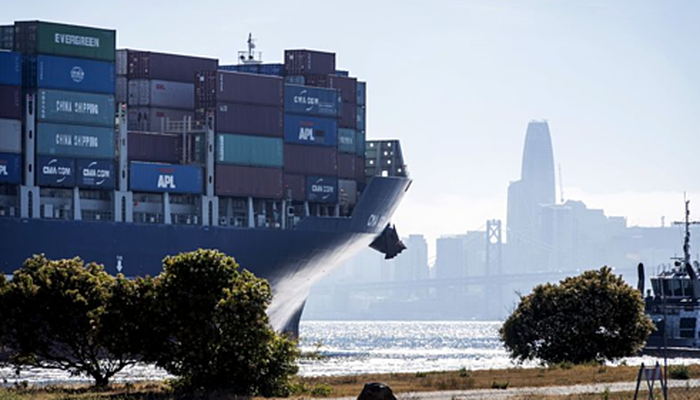 Tàu chở hàng rời cảng Oakland ở California. Ảnh: Bloomberg. 