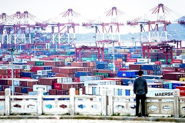 Cảng nước sâu Dương Sơn ở Thượng Hải. Ăn miếng trả miếng về thuế nhập khẩu có thể làm suy giảm, thậm chí gián đoạn trao đổi hàng hóa giữa Mỹ và Trung Quốc. Ảnh: Reuters