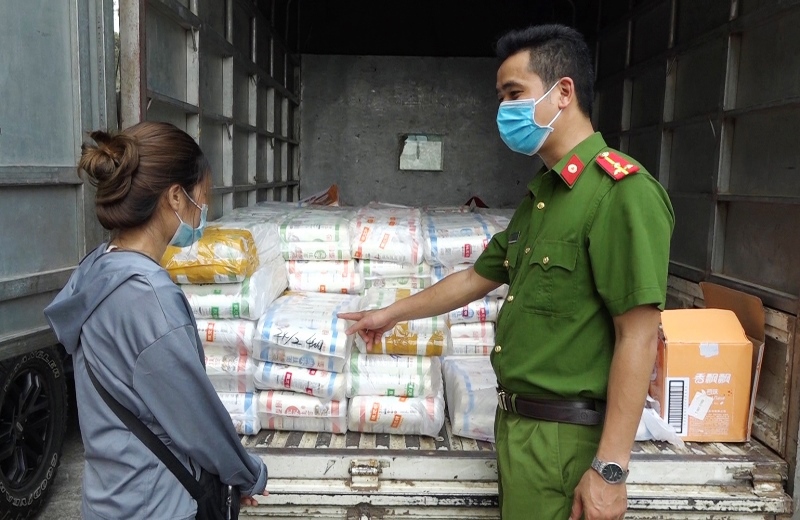 Công an Lào Cai bắt giữ xe ô-tô chở lô hàng thực phẩm không rõ nguồn gốc, xuất xử về tỉnh Bắc Ninh, bán cho người tiêu dùng.