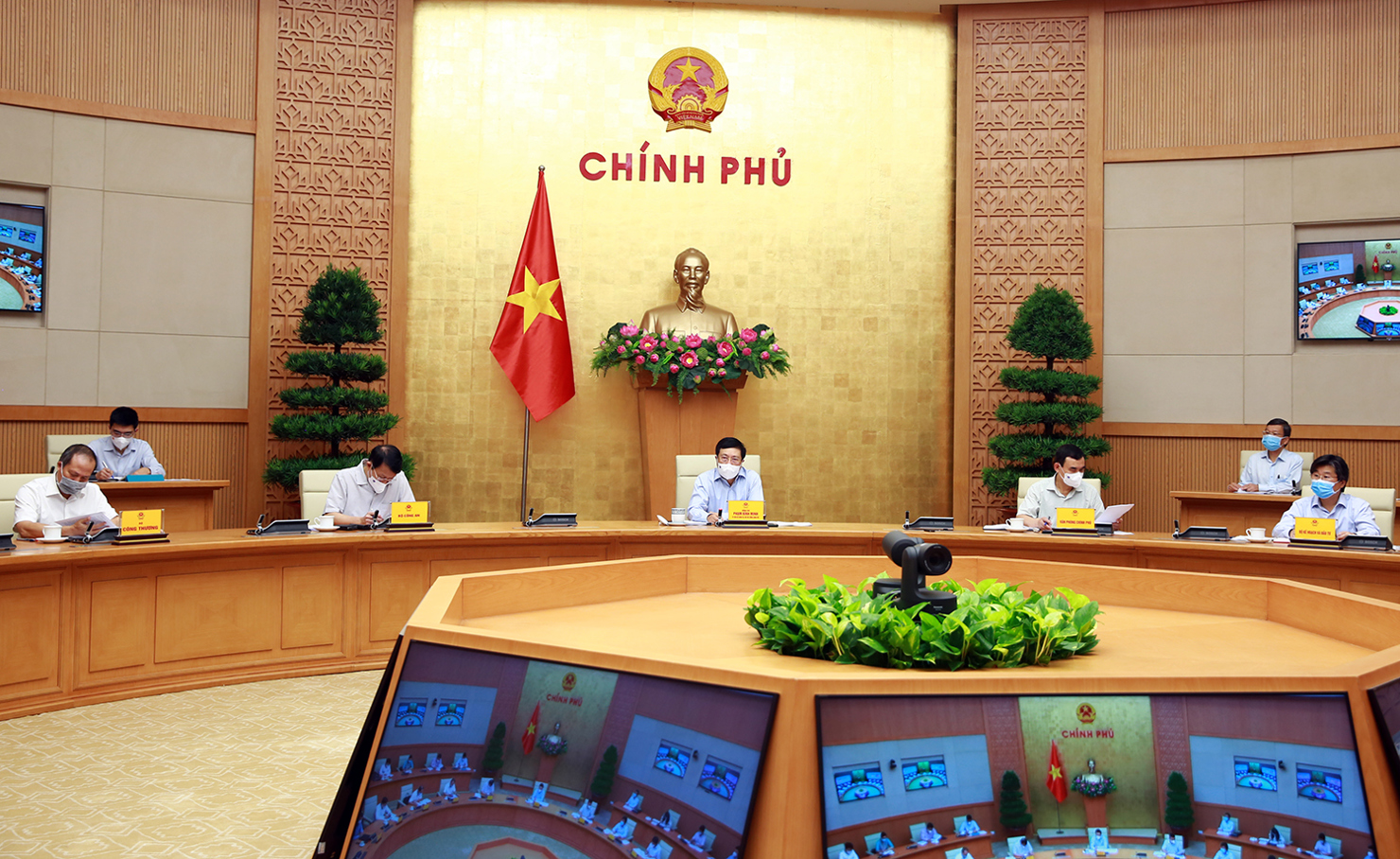 Phó Thủ tướng Phạm Bình Minh chủ trì cuộc họp - Ảnh: VGP/Hải Minh 