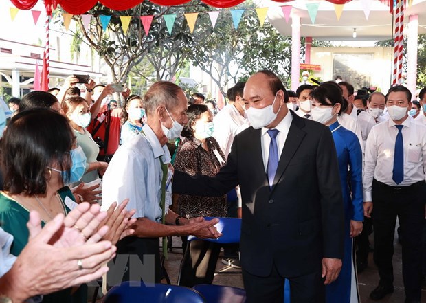 Chủ tịch nước Nguyễn Xuân Phúc với cử tri đi bỏ phiếu tại khu vực bỏ phiếu số 041, đơn vị bầu cử số 10 thuộc thị trấn Củ Chi. Ảnh: Thống Nhất/TTXVN
