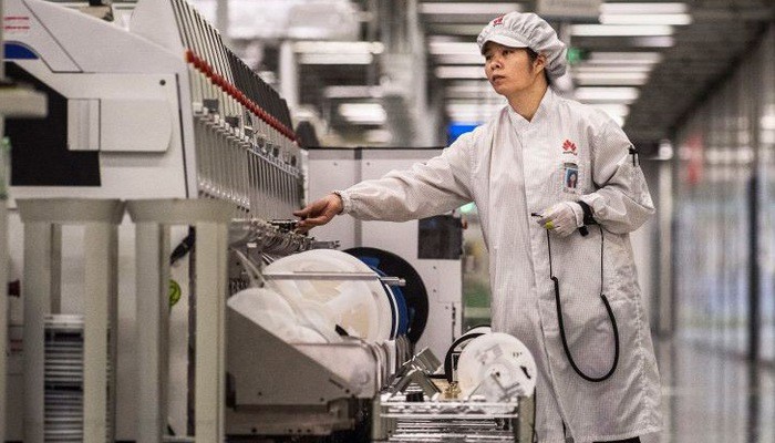Một công nhân làm việc trong nhà máy của Huawei ở Đông Quản, Trung Quốc, tháng 4/2019. Ảnh: Getty/CNBC. 