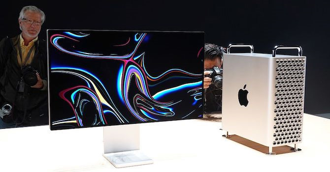 Máy tính Mac Pro 2019 và màn hình Pro Display.