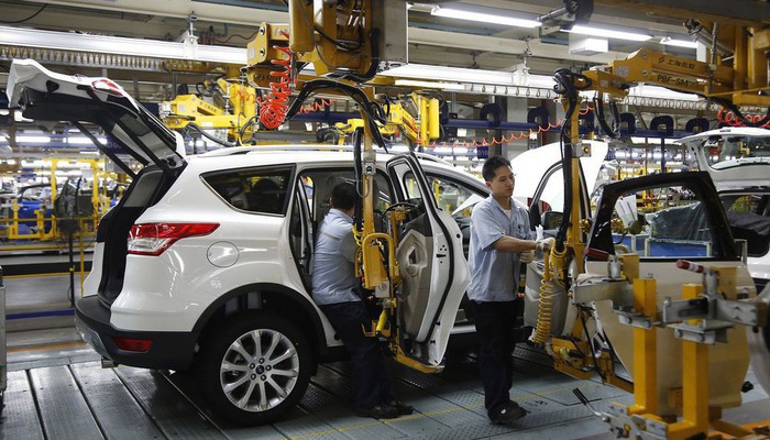 Bên trong một nhà máy lắp ráp xe Ford ở Trùng Khánh, Trung Quốc. Ảnh: Bloomberg. 