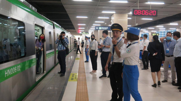 Giá vé ngày đường sắt Cát Linh - Hà Đông là 30.000 đồng/ngày, không giới hạn lượt đi.