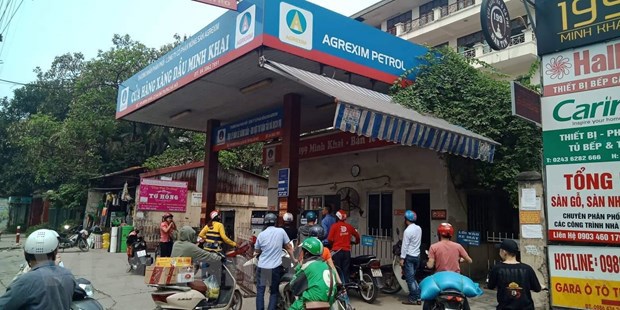 Một cây xăng trên phố Minh Khai, Hà Nội bị phát hiện có gian lận về kinh doanh xăng dầu. Ảnh: Đức Duy