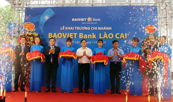 Các đại biểu cắt băng khai trương BAOVIET Bank Chi nhánh đầu tiên tại thành phố Lào Cai