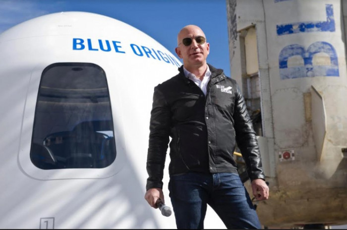Tỷ phú Jeff Bezos bên cạnh tàu vũ trụ New Stephand