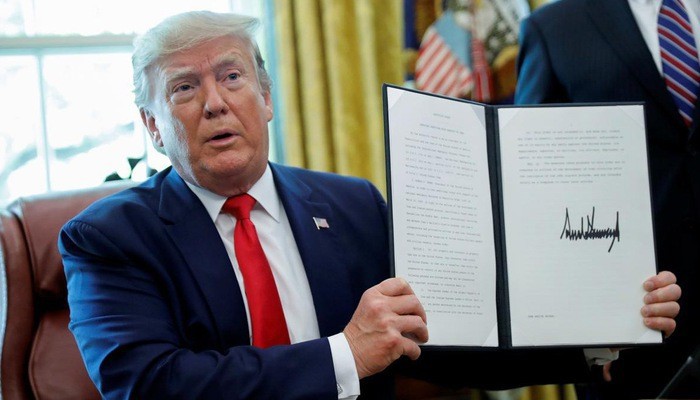 Tổng thống Mỹ Donald Trump ký sắc lệnh tăng cường trừng phạt Iran ngày 24/6. Ảnh: Reuters. 