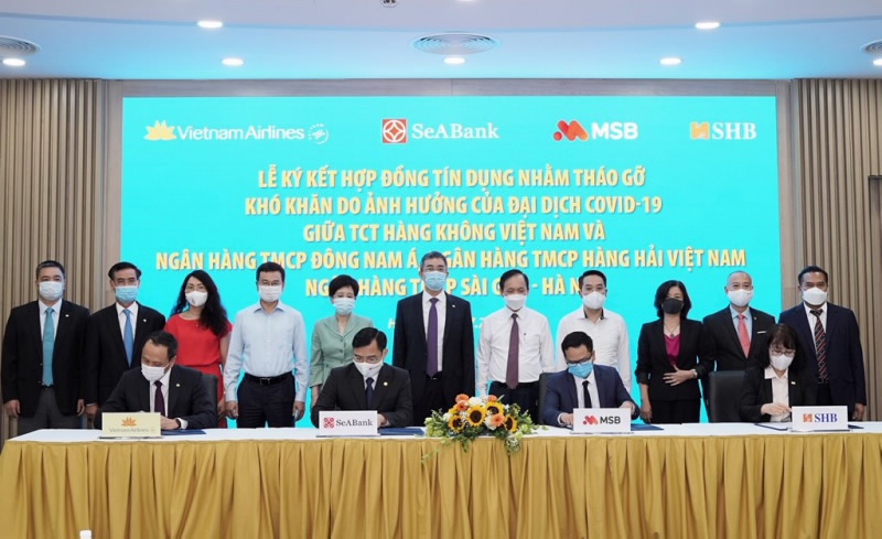 Quang cảnh kết hợp đồng tín dụng giữa Vietnam Airlines và 3 ngân hàng: SHB, MSB và SeABank - Ảnh:sbv.gov.vn