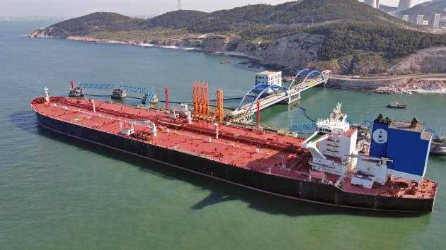 Một tàu chở dầu ngưỡng 300.000 tấn đã cập bến cảng ở Yên Đài, tỉnh Sơn Đông, miền đông Trung Quốc, ngày 17/5/2021. Ảnh: CNBC.