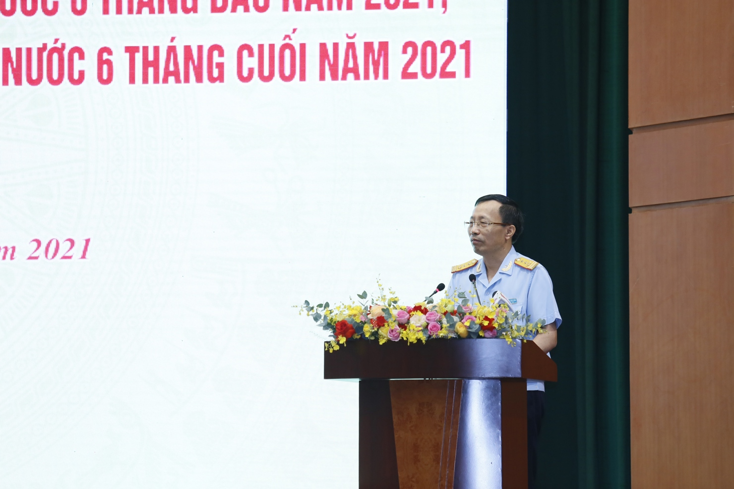 Tổng cục Trưởng Tổng cục Hải quan Nguyễn Văn Cẩn tham luận tại Hội nghị