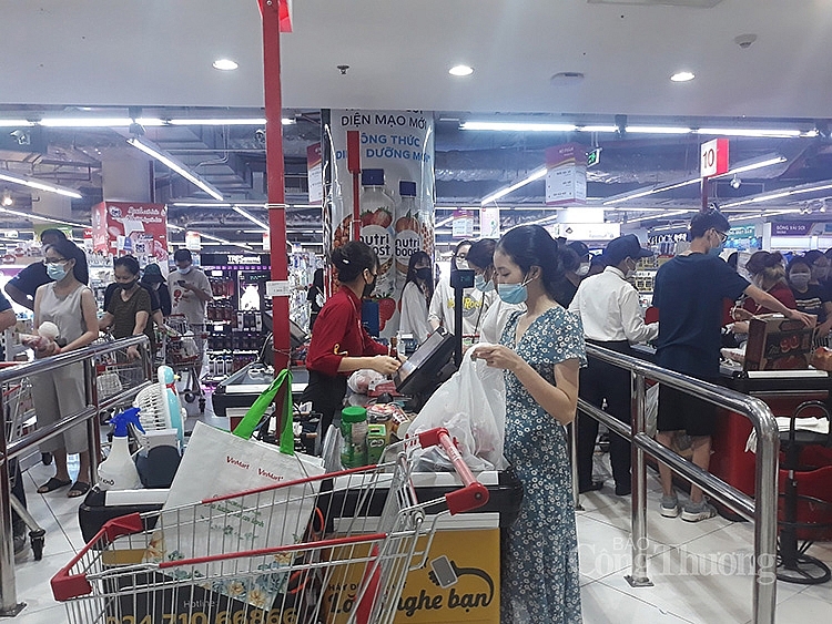 Tại TTTM Vincom Phạm Ngọc Thạch, người dân ùn ùn tới mua hàng khiến các quầy rau xanh, thịt, giò nhanh chóng hết hàng