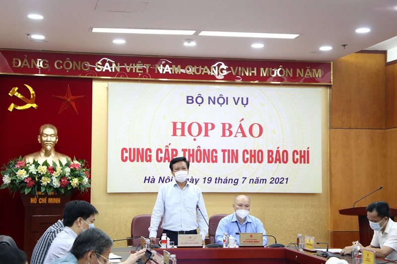 Thứ trưởng Bộ Nội vụ Nguyễn Duy Thăng thông tin tại buổi họp báo. Ảnh: N.LỘC