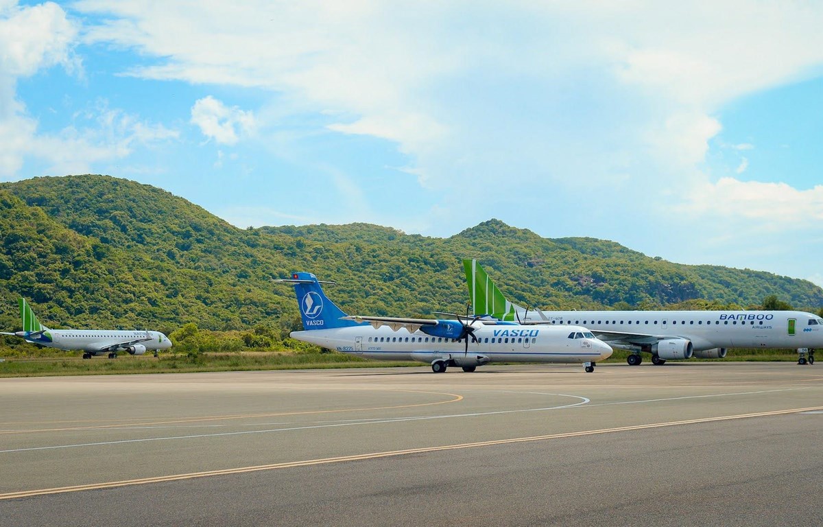 Máy bay của hai hãng hàng không VASCO và Bamboo Airways khai thác tại sân bay Côn Đảo. Ảnh: TTXVN
