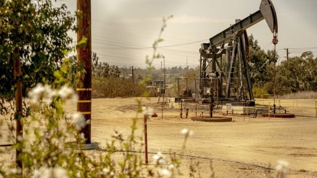 Một máy bơm dầu hoạt động tại Mỏ dầu Inglewood ở Thành phố Culver, California, Mỹ. Ảnh: CNBC.