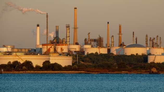 Nhà máy lọc dầu Esso Fawley, do Exxon Mobil điều hành ở Fawley, Vương quốc Anh. Ảnh: CNBC.