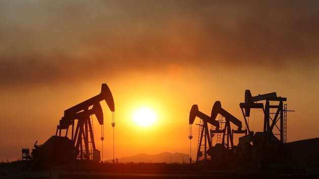 Giá dầu giảm khi diễn biến dịch bệnh Covid-19 ngày càng gia tăng ở các nước tiêu thụ dầu lớn