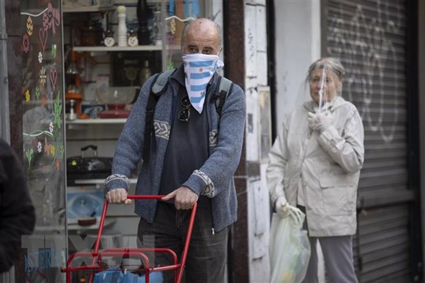 Người dân đeo khẩu trang phòng lây nhiễm Covid-19 khi mua hàng tại siêu thị ở Buenos Aires, Argentina. (Ảnh: THX/TTXVN)